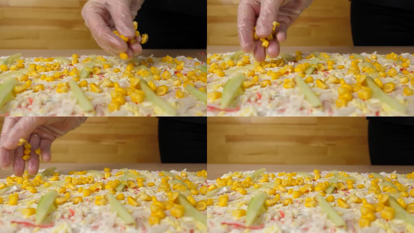 馅料、黄瓜和玉米被加入到展开的皮塔饼中。皮塔饼卷的制作。