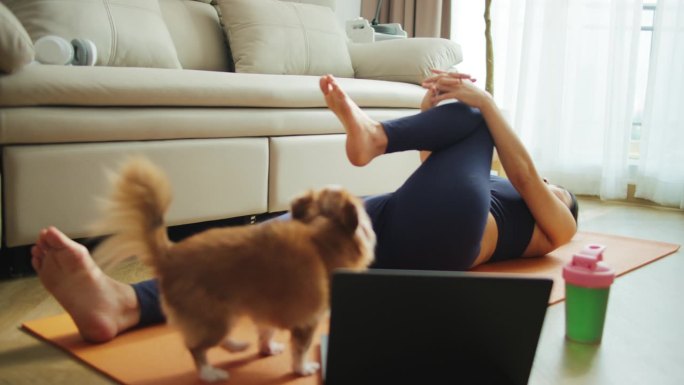年轻女子在家客厅练习瑜伽