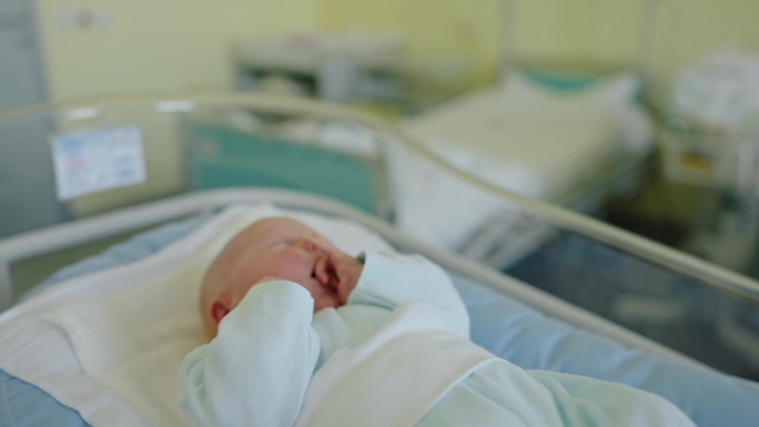 MS新生儿纯真:在产科病房的医院婴儿床上的小手和头枕