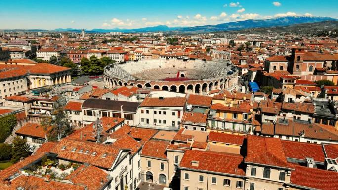 古罗马圆形剧场雄伟地矗立在住宅的屋顶之间