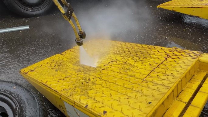 黄色卡车施工设备的高压清洗
