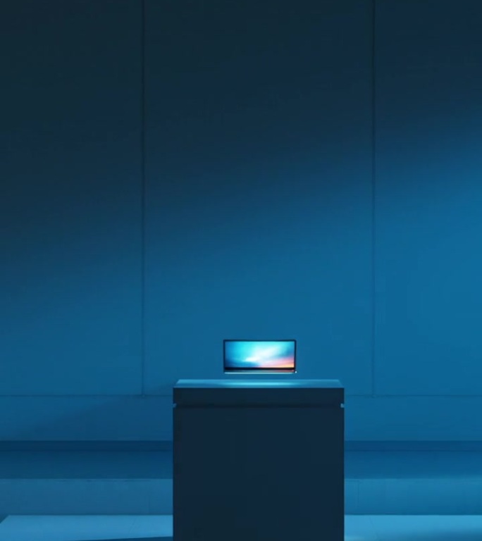 晚上，在灯光昏暗的房间里，一个优雅的架子上放着一台笔记本电脑。