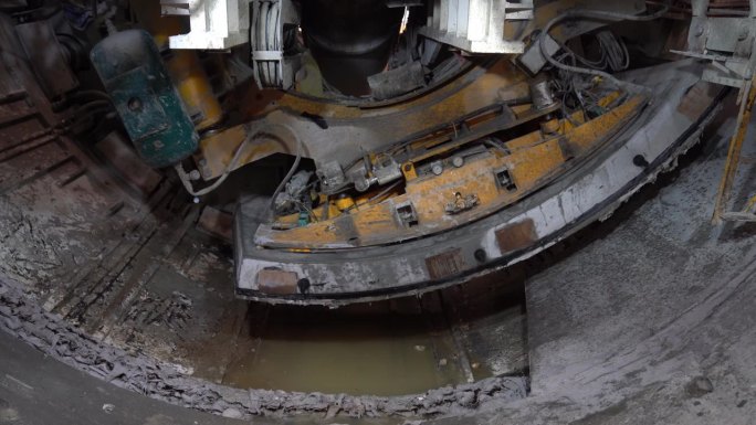 隧道掘进机内部和管片安装环的装配工作