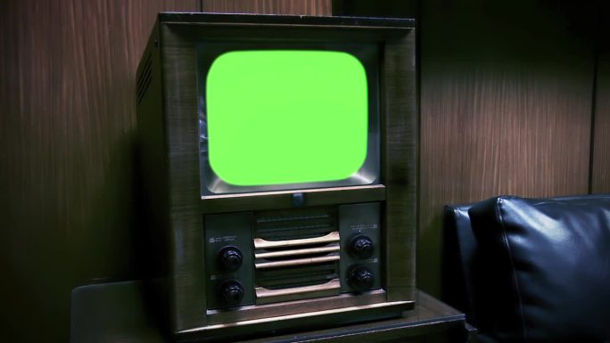 旧木电视绿屏。在电子产品被描述为家具风格的时代，电视机是用木头做的。4 k决议。