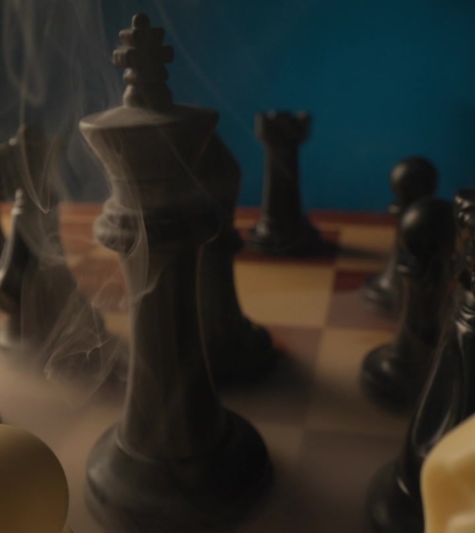 强大的战场中有硝烟的棋子，视频集中在主力棋子上，黑王被暴露