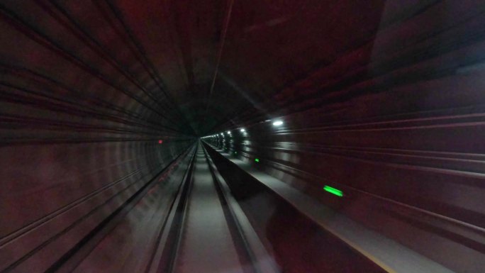 唯美城市地铁隧道中穿梭快速行驶第一视角6