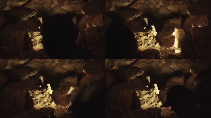 一群游客走过山洞里的岩石