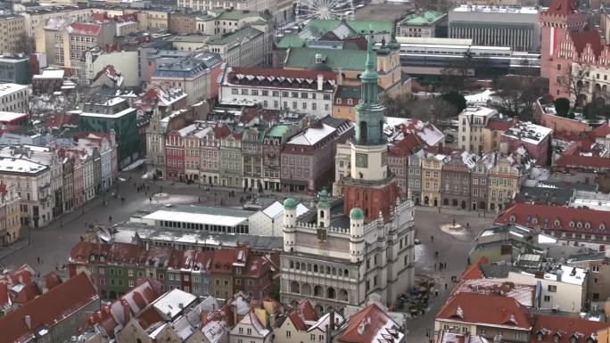波兹南旧市场广场鸟瞰图。冬季，一月，波兹南，大波兰省。