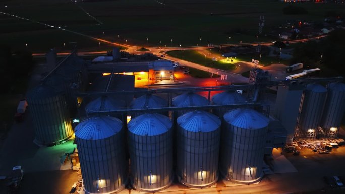 无人机拍摄夜间农场的照明筒仓