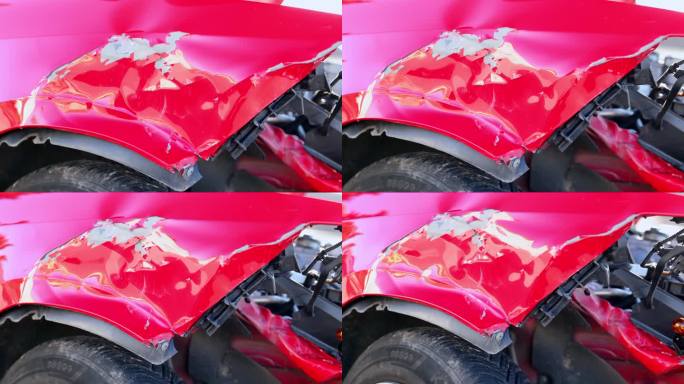 道路交通事故——红色汽车迎头相撞。-特写镜头