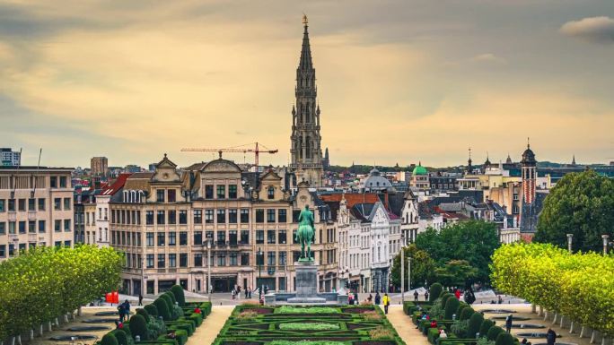 从Jardin花园拍摄的布鲁塞尔大广场是日落时分比利时布鲁塞尔或布鲁塞尔市的中心广场。欧洲，旅游和旅