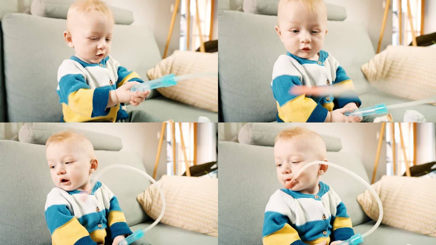 宝宝在家玩吸鼻器的乐趣