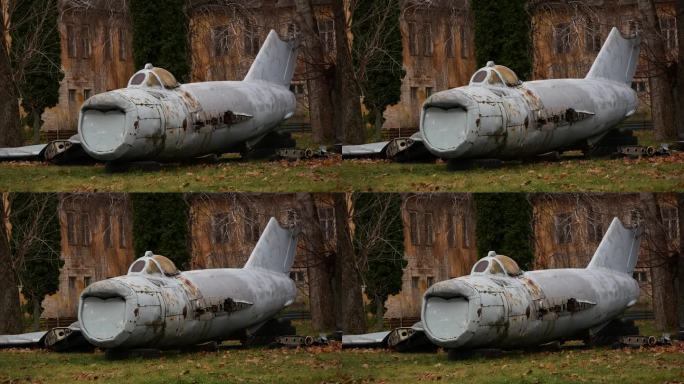 被击落的飞机残骸躺在地上。飞机失事。