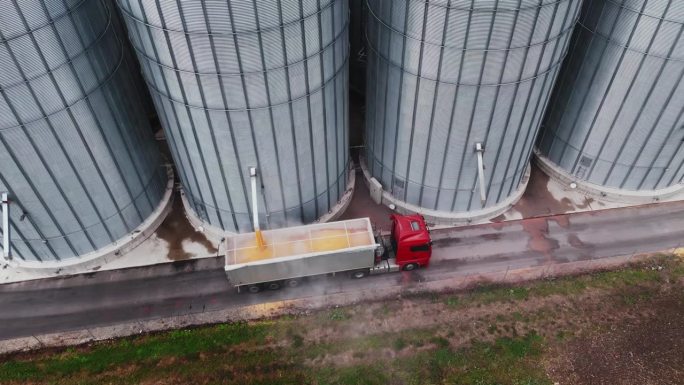 SLO MO无人机拍摄的筒仓填充拖车在农村农场