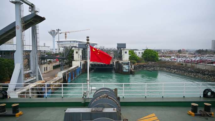 海口南港码头轮渡船缓缓驶出码头港口
