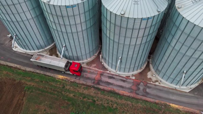 无人机在农村农场拍摄筒仓填充拖车