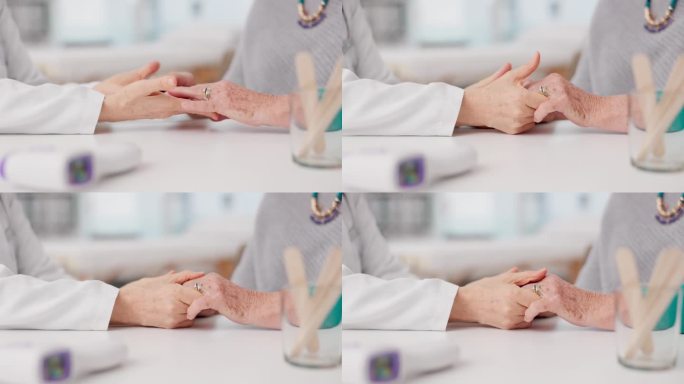 老年妇女、医生和病人手牵着手在医院照顾老人、关爱或咨询。医疗专业人员为医疗信任、支持或预约而触摸手的