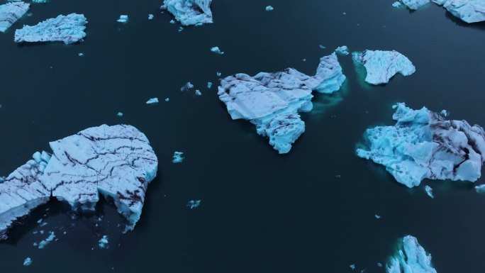 冰岛南部日出时Jokulsarlon冰川泻湖上漂浮的冰山。无人机航拍