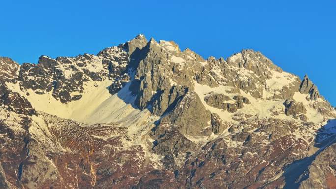 云南丽江东巴谷玉龙雪山日照金山航拍视频