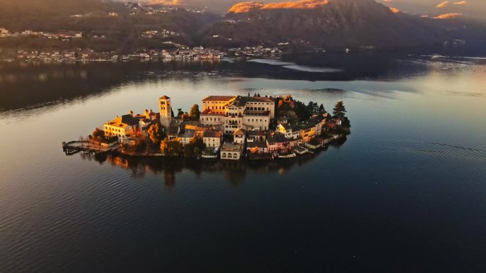 圣朱利奥岛，宁静的湖泊与雄伟的阿尔卑斯山相遇，由古老的圣朱利奥修道院加冕