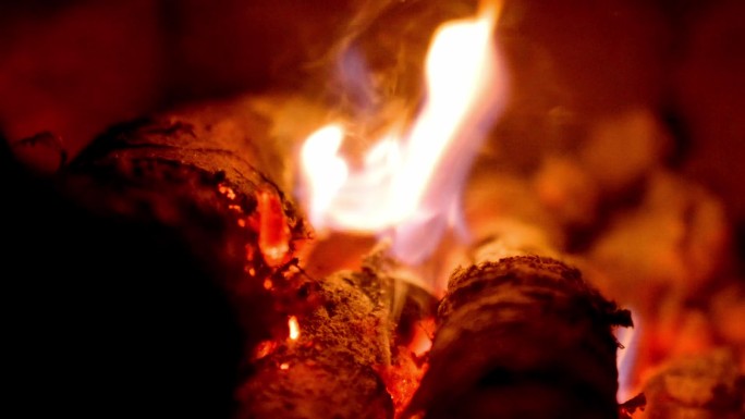 土灶锅炉里燃烧的柴木炭