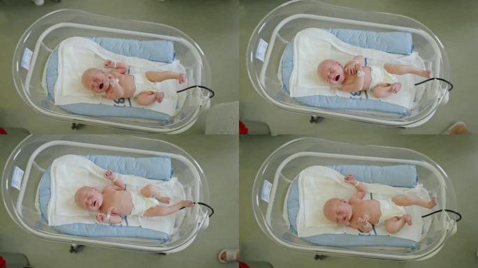 医管局新开始:介绍在产科病房的婴儿床里的新生男婴