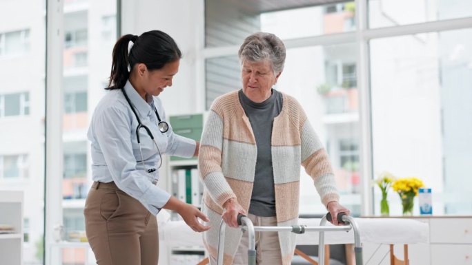 物理治疗，助行器或医生护理退休的老年妇女或医院的健康或支持。运动，护理人员帮助或老年患者学习与步行架