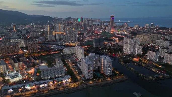 马来西亚槟城乔治城的航拍夜景。槟城乔治城的河堤和市中心有摩天大楼和日落后的照明