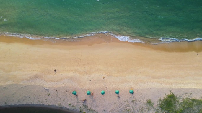 伞顶照在空的热带海滩天堂度假胜地度假目的地，背景热带顶照