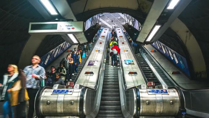 英国伦敦，英国，英国，英国，英国，拥挤的通勤者使用自动扶梯在伦敦地铁或地铁上旅行的时间流逝