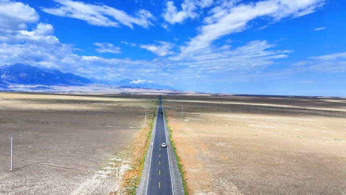 汽车行驶在笔直的公路上 新疆独库公路航拍