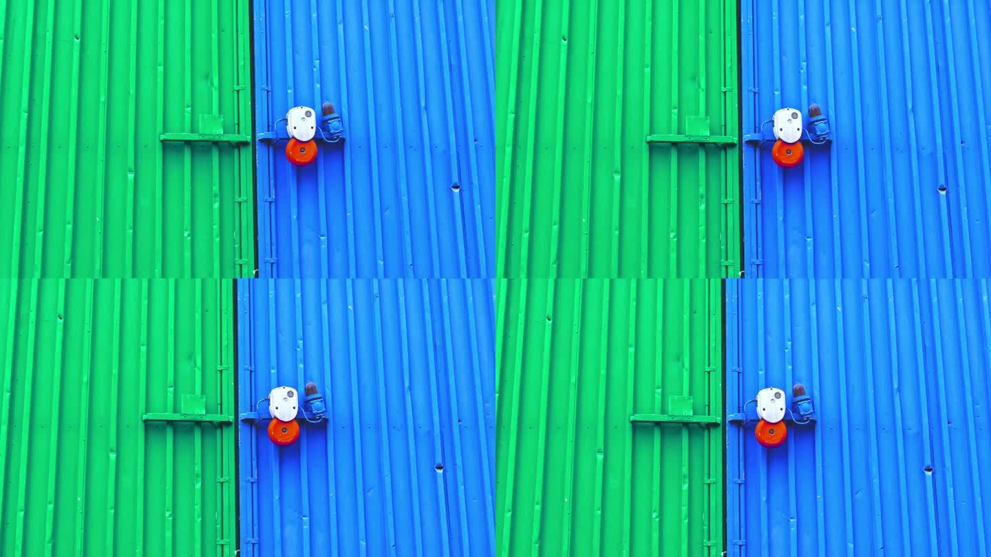 蓝色和绿色仓库机库门与红色警铃