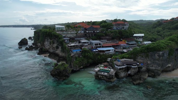 巴厘岛乌鲁瓦图的海滩和悬崖