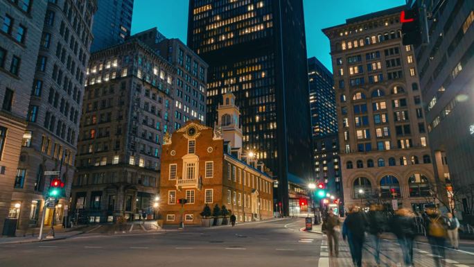 美国波士顿，马萨诸塞州，波士顿Old State House，夜间人群步行和商务游客穿过街道十字路口