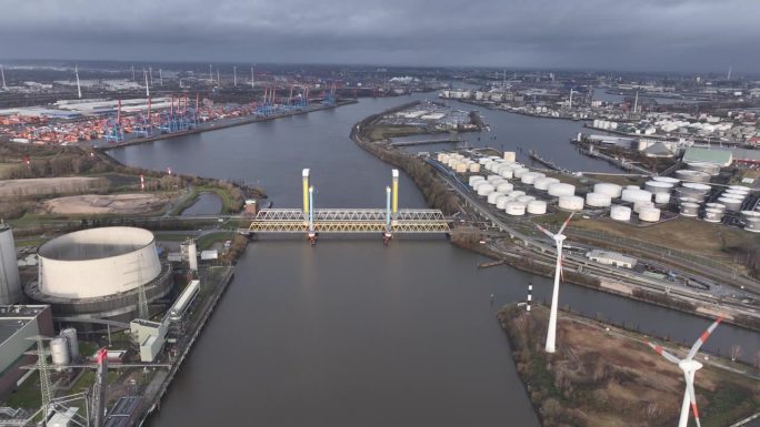 Kattwyk大桥是位于汉堡港的两座吊桥，横跨南易北河。连接摩尔堡和卡特维克半岛鸟瞰图。