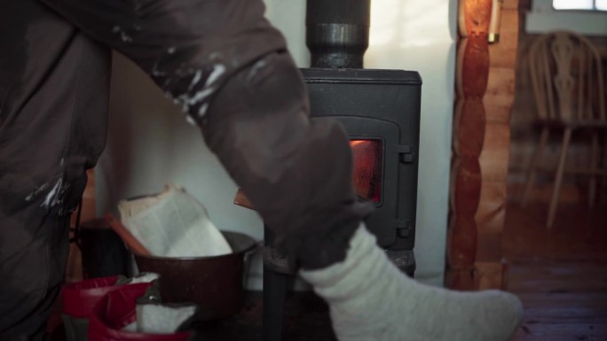 在挪威特隆德拉格郡的贝萨克，一名男子正在暖炉前晒腿——特写