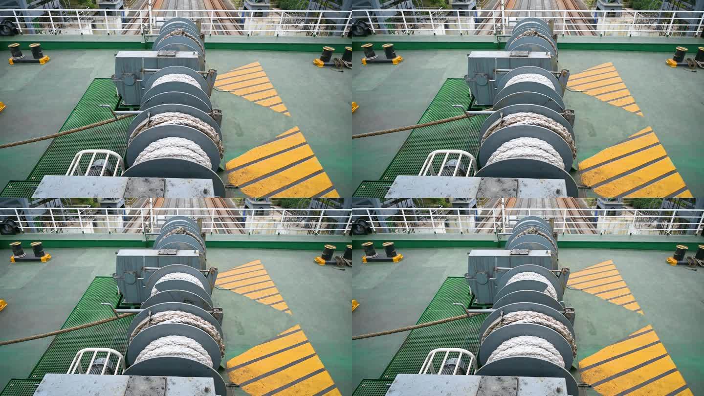 海口南港码头轮渡船缓缓驶出码头港口