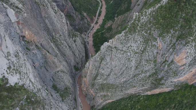 公路蜿蜒在险峻的深山峡谷中一