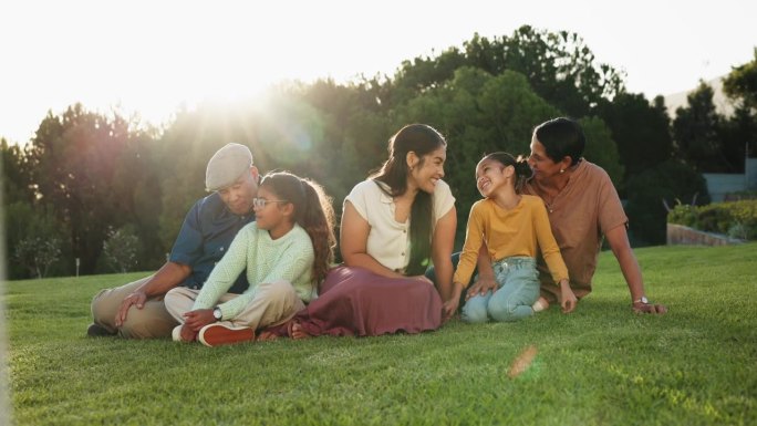 家庭、幸福和孩子们在公园户外与母亲和祖父母在大自然中亲密接触。在夏天的草地上，与老人、女人和孩子们交