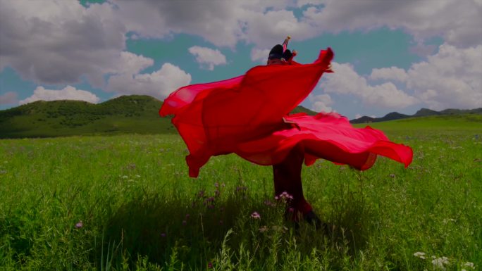 乌兰牧骑演员在草原上跳舞