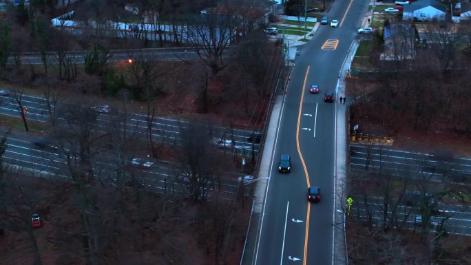 纽约长岛南部州立公园公路鸟瞰图。在一个多云的早晨，车辆稀少。摄像机向下倾斜，卡车右转，左转，穿过立交