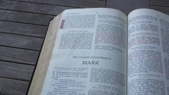 圣经打开到新约的马可福音。