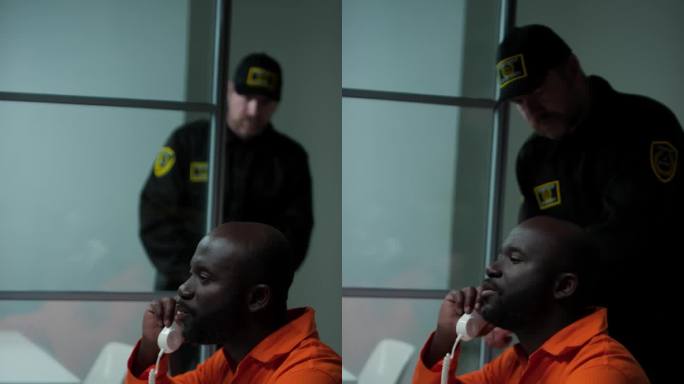 黑人囚犯打电话后带着警卫离开探视室