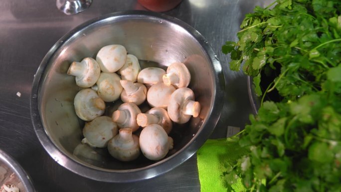蘑菇可作为烹调汤、沙拉、酱、热菜的原料。