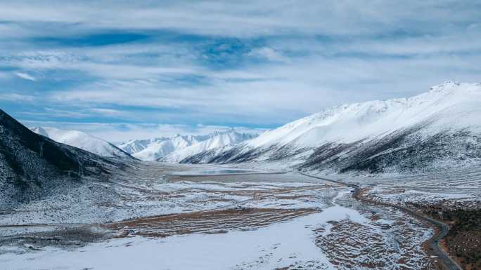 318川藏线安久拉山垭口冰雪覆盖