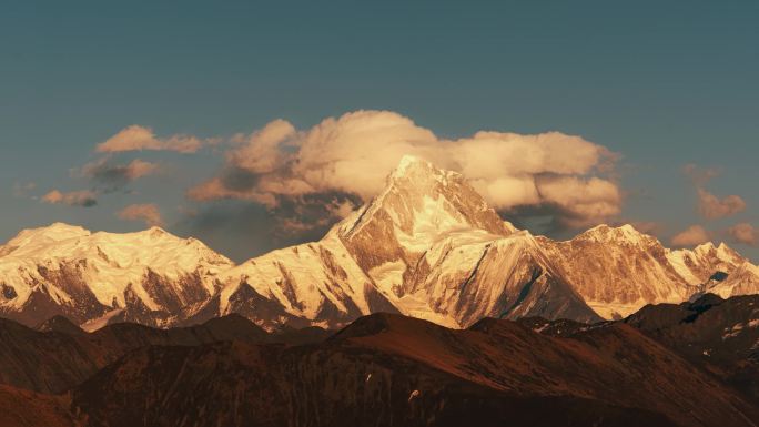 贡嘎雪山日照金山