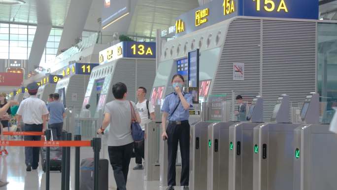 火车动车高铁火车站乘客人流旅客人群杭州火