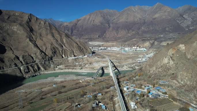 雅鲁藏布江河谷中的拉林铁路