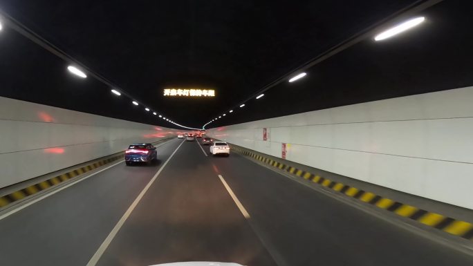 青岛海底隧道行驶