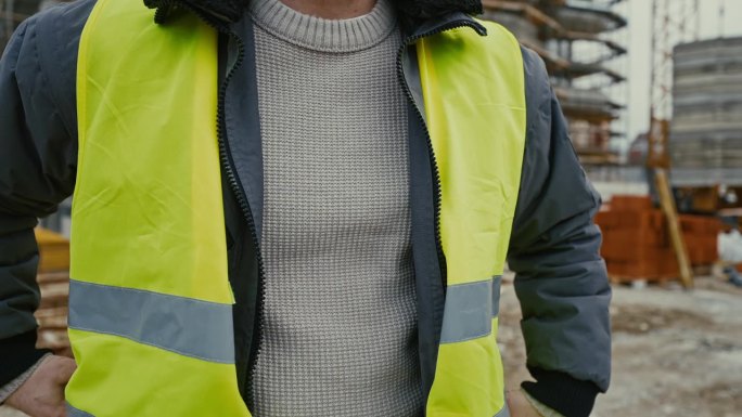 劳工及工务局局长:穿着防护服在工地使用智能手机的年轻建筑承包商